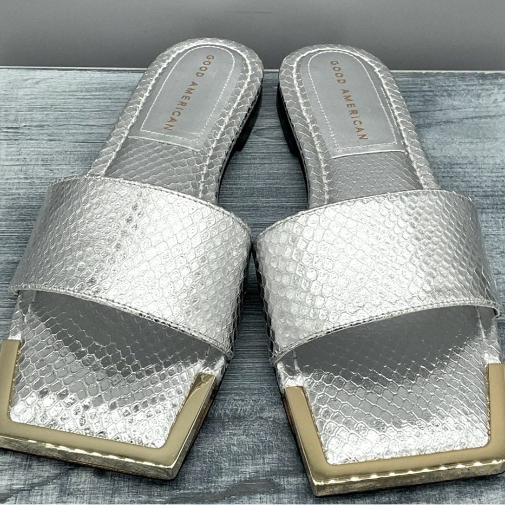 NWB GOOD AMERICAN SILVER SNAKE PRINT WITH SQUARE GOLD TOE FLAT SANDAL SIZE 7.5